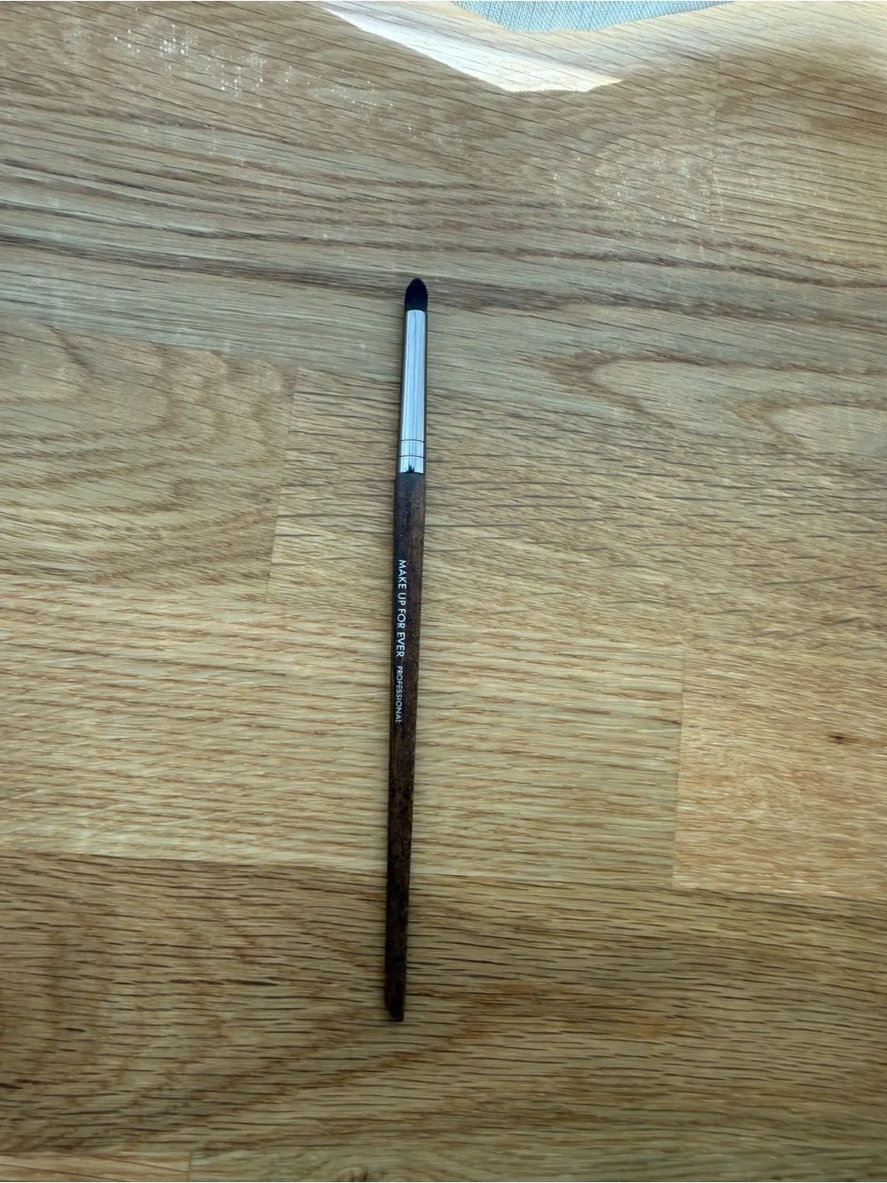 Makeup Forever 212 wavy eyeshadow brush